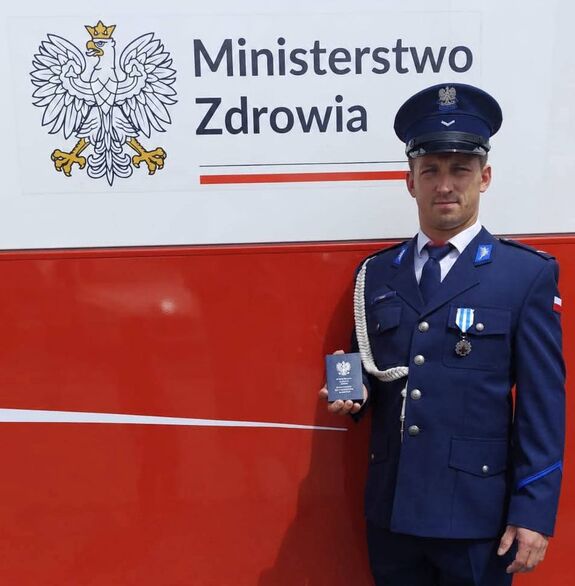 policjant w mundurze wyjsciowym