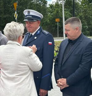 policjanci otrzymują odznaczenie