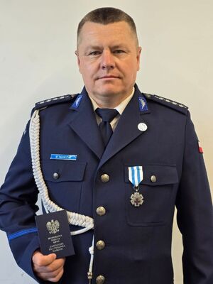 policjant w mundurze wyjściowym z odznaczeniem