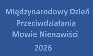 Napis Międzynarodowy Dzień Przeciwdziałania Mowie Nienawiści 2026 na niebieskim tle