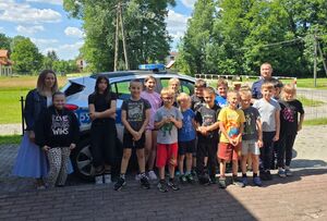 wspólne zdjęcie policjanta i dzieci
