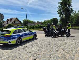 policjanci podczas kontroli