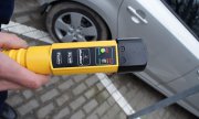 alkosensor trzymany w dłoni