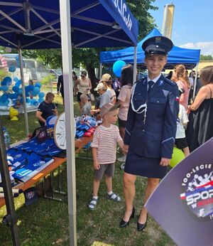 policjantka i dzieci podczas pikniku