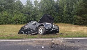 uszkodzony samochód na poboczu drogi