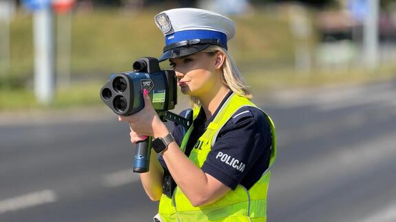 "policjantka z miernikiem prędkości"