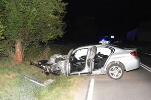 rozbity pojazd BMW na jezdni w tle radiowóz