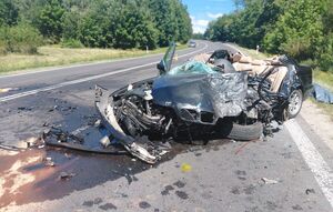 uszkodzony samochód na drodze