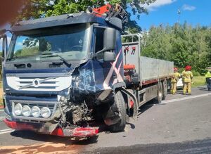uszkodzony samochód ciężarowy na drodze