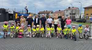 wspólne zdjęcie organizatorów i uczestników pikniku
