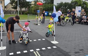 uczestnicy pikniku rowerowego