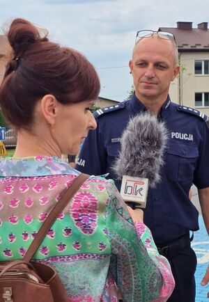 komendant inspektor Artur Deryło udziela wywiadu