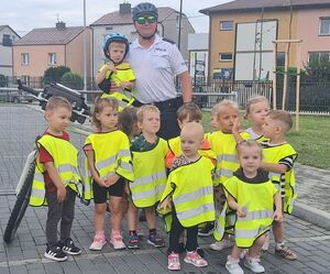 wspólne zdjecie policjanta i dzieci