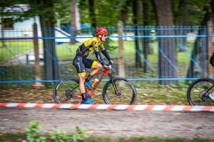 policjant jedzie na rowerze podczas wyścigu