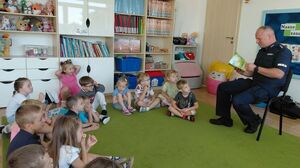 policjant czyta dzieciom bajkę