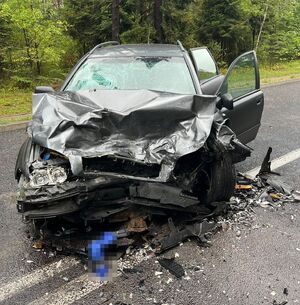 uszkodzony samochód na drodze