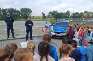 policjanci i dzieci podczas spotkania