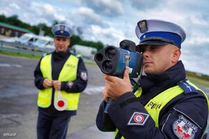 policjanci przy drodze