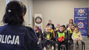 policjantka podczas spotkania z dziećmi