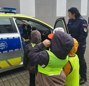 przedszkolaki oglądają radiowóz