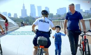 zdjęcie poglądowe, policjantka na rowerze i mężczyzna z dzieckiem na spacerze