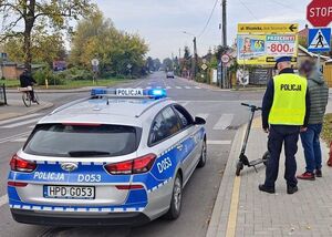 policjant kontroluję mężczyznę na hulajnodze
