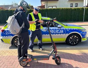 policjant podczas kontroli drogowej kierującego hulajnogą