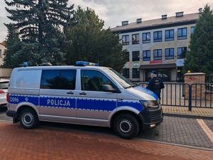 radiowóz i policjant przed szkołą