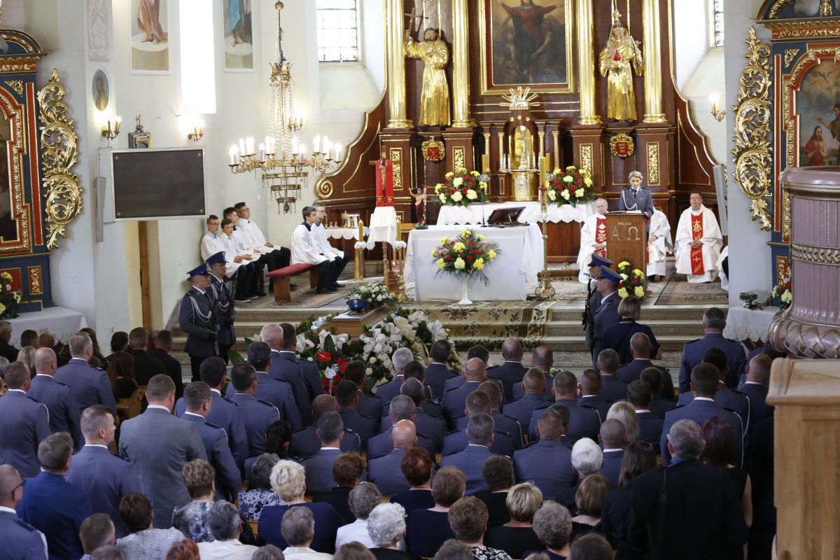 Wnętrze kościoła na zdjęciu policjanci, rodzina, przyjaciele Tomasza. 