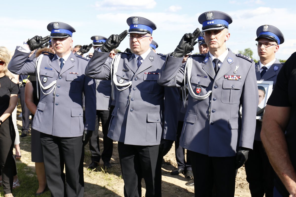 Honor na cmentarzu oddają między innymi zastępca Komendanta Głównego Policji mł. insp. Tomasz Szymański  oraz Komendant Wojewódzki Policji w Lublinie insp. Robert Szewc