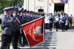 Zdjęcie z przed kościoła w tle kompania honorowa.