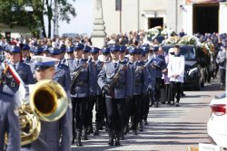 Zdjęcie z przed kościoła widoczny kondukt.