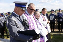 kom. Marek Zając przemawia na cmentarzu.