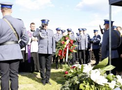 Zastępca Komendanta Głównego Policji mł. insp. Tomasz Szymański oddaje honor przy grobie sierż. szt. Tomasza Iwańca.