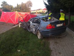 rozbite auto, w tle widać dwóch policjantów