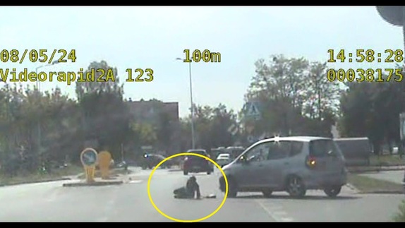 Ujęcie z policyjnej kamery na którym widać potrącenie pieszej.