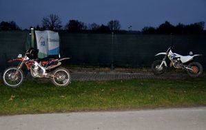 Dwa motocykle crossowe po wypadku