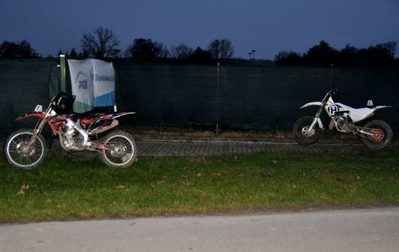 Dwa motocykle crossowe po wypadku