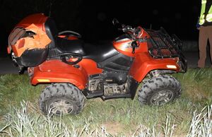 quad stojący na poboczu drogi