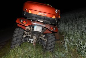 quad stojący na poboczu drogi