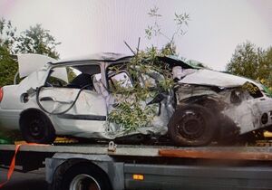 uszkodzone auto na lawecie