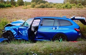 uszkodzone auto w rowie
